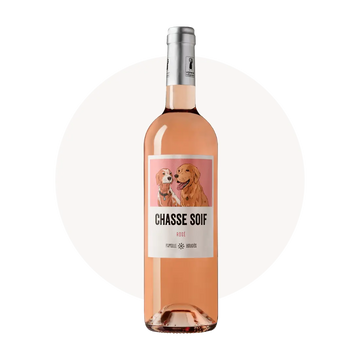 Photographie d'une bouteille de Chasse Soif mis en situation devant un cercle beige