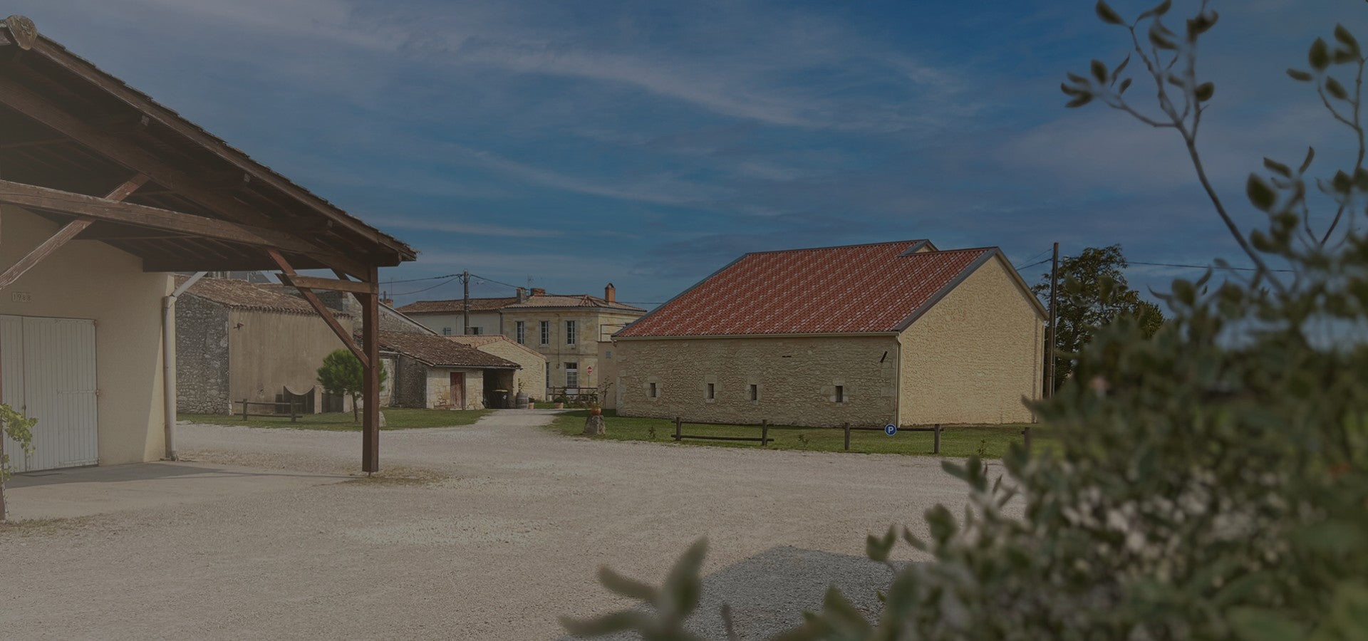 Vue des bâtiments en pierre de la propriété