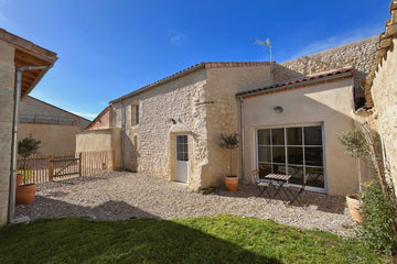 Photographie de l'entrée et du jardin du gîte