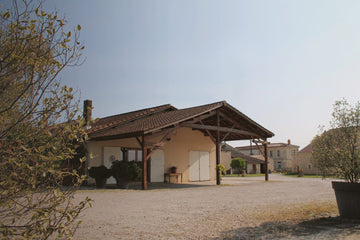 Vue du porche du Château La Fon du Berger